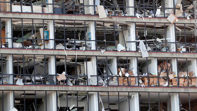 破損した建物にぶらさがるがれき/Anwar Amro/AFP via Getty Images