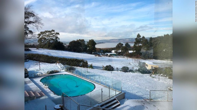 オーストラリア・タスマニア州北部で異例の降雪があった/From @ClydeCommods/Twitter