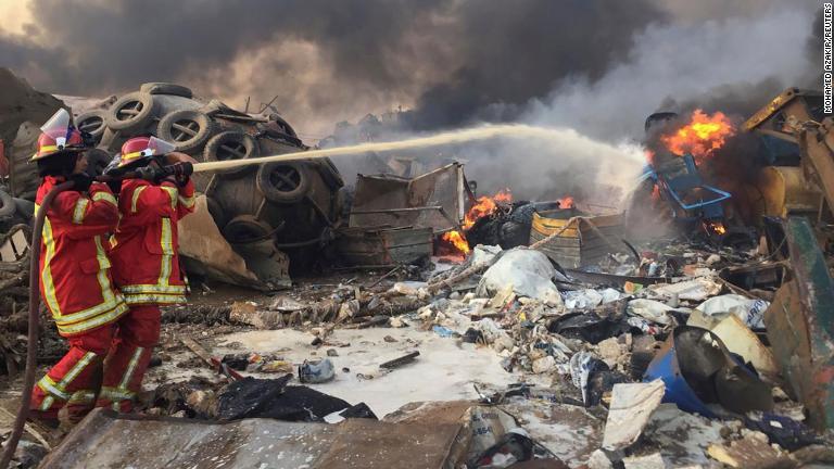 消火作業にあたる消防隊員/Mohamed Azakir/Reuters