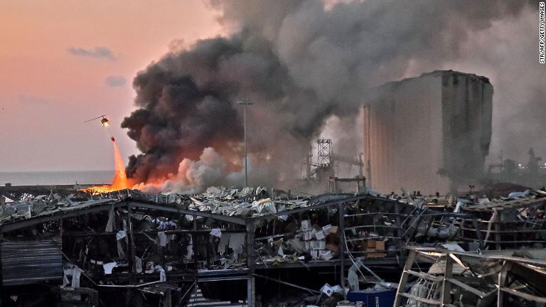 爆発現場で立ち上る炎と煙/STR/AFP/Getty Images