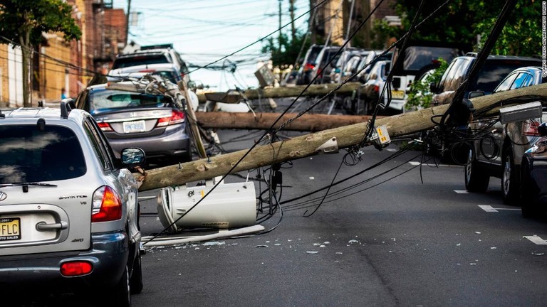 暴風を受けて横倒しになったニュージャージー州の街の電信柱/Eduardo Munoz Alvarez/Getty Images