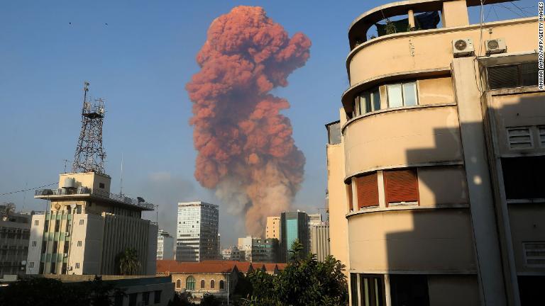 上空に立ち上る煙。爆発による揺れは数キロ離れた場所でも感じられたという/Anwar Amro/AFP/Getty Images