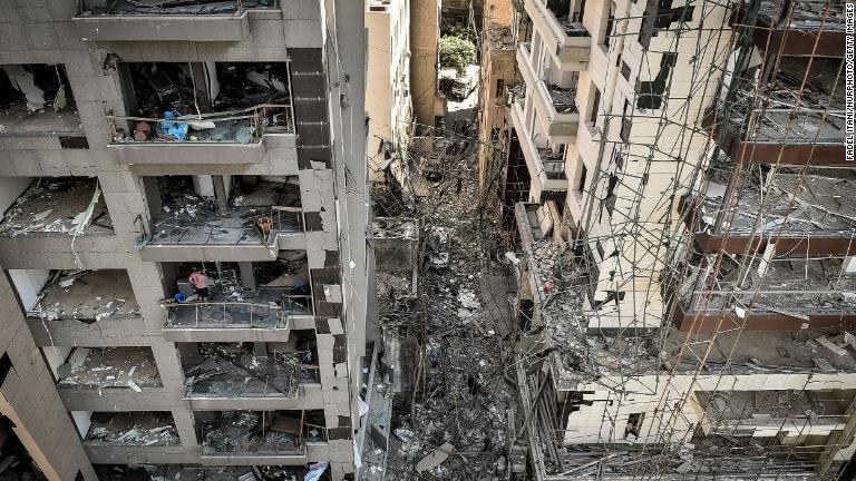 爆発で破損した建造物/Fadel Itani/NurPhoto/Getty Images