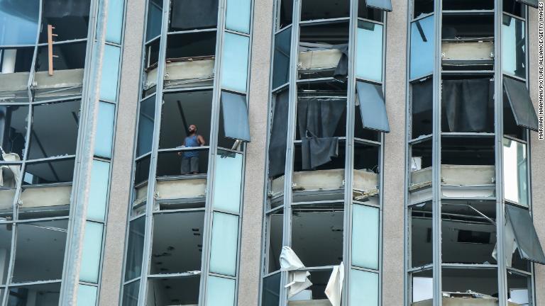 爆発で破損したビルの表面/Marwan Naamani/Picture Alliance/Getty Images