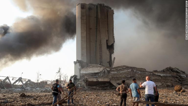 損傷した建物の周囲に集まった人々/Hasan Shaban/Bloomberg/Getty Images