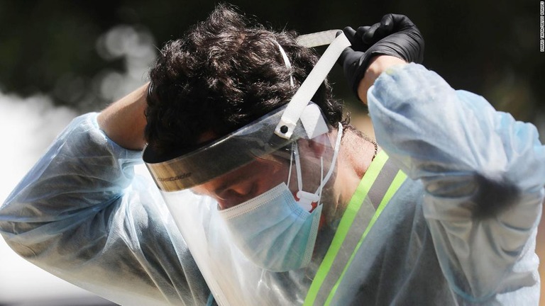 防護服を身に着ける医療従事者＝７月７日、米カリフォルニア州/Mario Tama/Getty Images