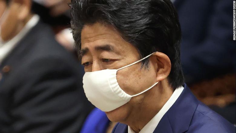 マスクを着けて国会に臨む安倍晋三首相（２０２０年６月１０日）/STR/Jiji Press/AFP/Getty Images