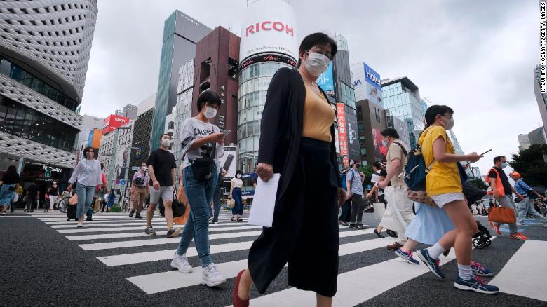 東京・銀座の商業エリアを歩く歩行者ら（２０２０年７月２５日）/KAZUHIRO NOGI/AFP/Getty Images