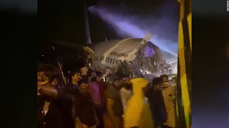 インド南部の空港で旅客機が滑走路を外れ大破、１７人が死亡した/CNN News 18