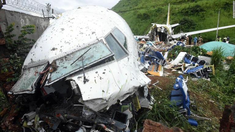 飛行機墜落の犠牲者の１人が新型コロナウイルスで陽性反応を示したことを受けて、乗客乗員全員に対して検査が行われることがわかった/Shijith Sreedhar/AP