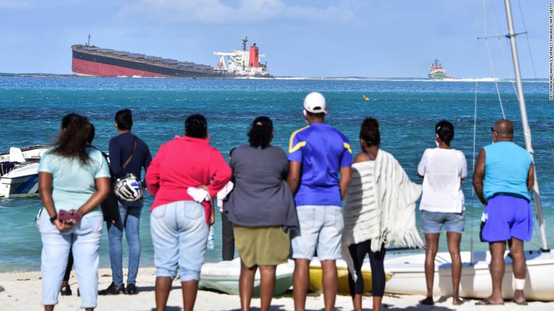座礁した貨物船を眺める人々＝８月６日/DEV RAMKHELAWON/L'Express Maurice/AFP/Getty 