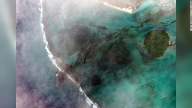 インド洋の島国モーリシャスの沖合で座礁船から大量の燃料が流出し、緊急事態宣言を出す事態となっている/Satellite image ©2020 Maxar Technologies