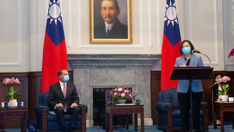 台湾を訪問中のアザー米厚生長官（写真左）が蔡英文総統と会談/PEI CHEN/AFP/POOL/AFP via Getty Images