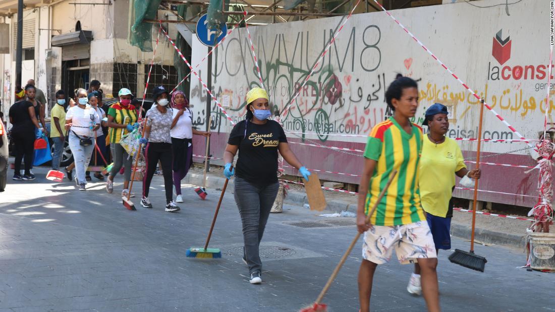 ベイルート中心部の清掃作業を手伝いに行くエチオピアからの移民の人々/Luna Safwan for CNN