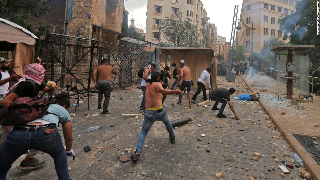 ベイルート中心部で治安部隊に投石する抗議デモの参加者=8日/STR/AFP/AFP via Getty Images