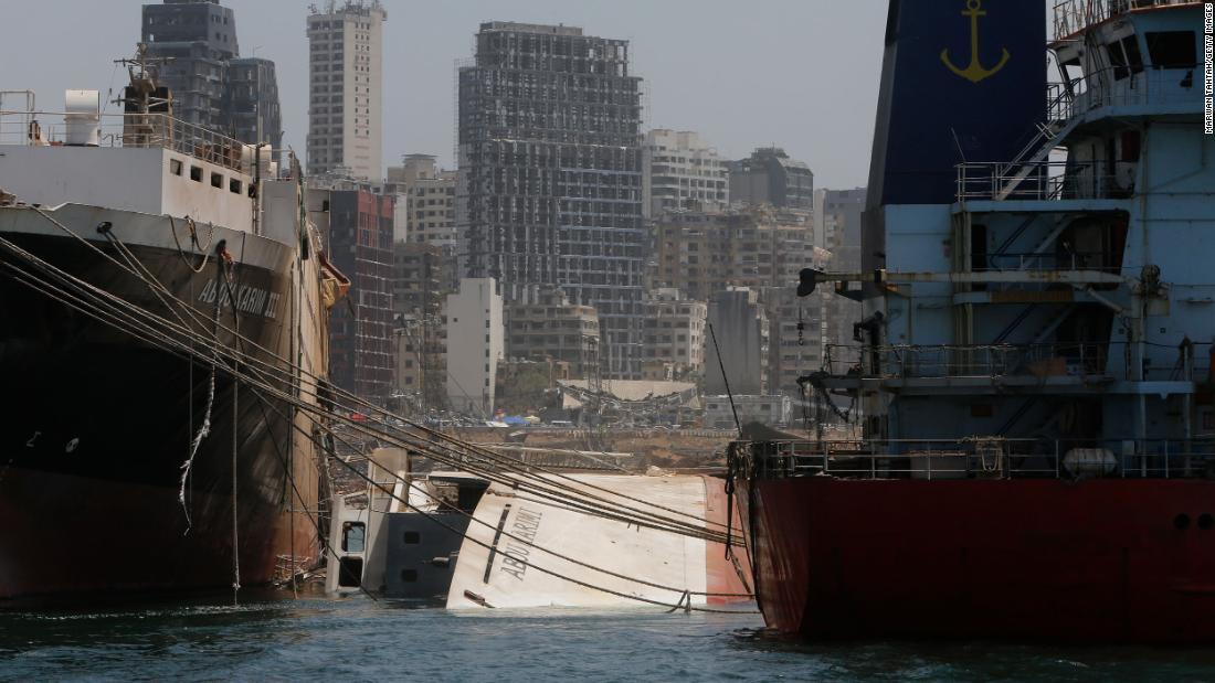 爆発があった港で転覆した船=8日/Marwan Tahtah/Getty Images