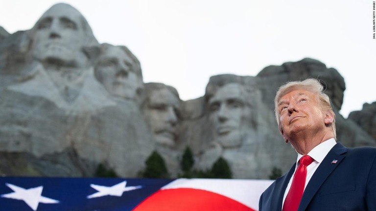 独立記念日関連の祝賀イベントでラシュモア山を訪れたトランプ大統領＝７月３日/Saul Loeb/AFP/Getty Images
