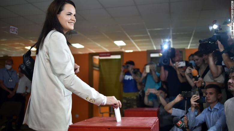 大統領選で１票を投じる候補者のスベトラーナ・チハノフスカヤ氏/SERGEI GAPON/AFP/Getty Images