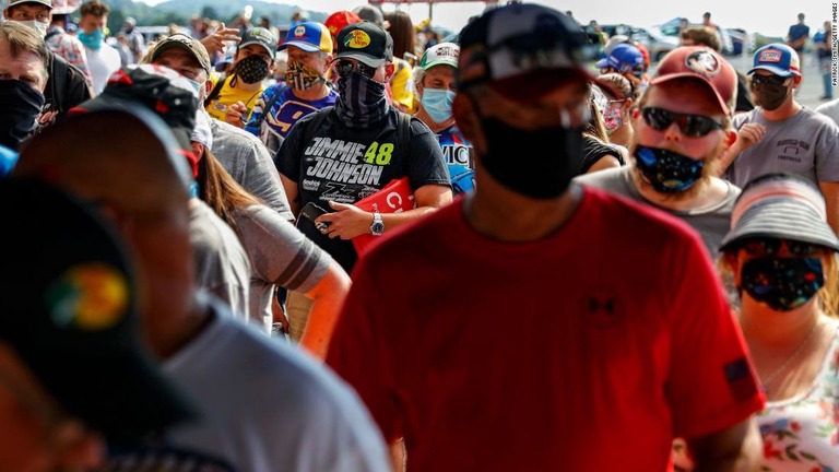 車のレース会場に入る観客。口の部分にはマスクを着用したり布を当てたりしている＝７月１５日、米テネシー州ブリストル/Patrick Smith/Getty Images