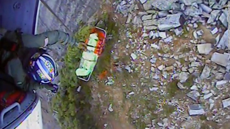 米国の山で、岩により負傷した登山者がヘリコプターで救出された/Petty Officer 1st Class Cynthia Oldham/U.S. Coast Cuard 