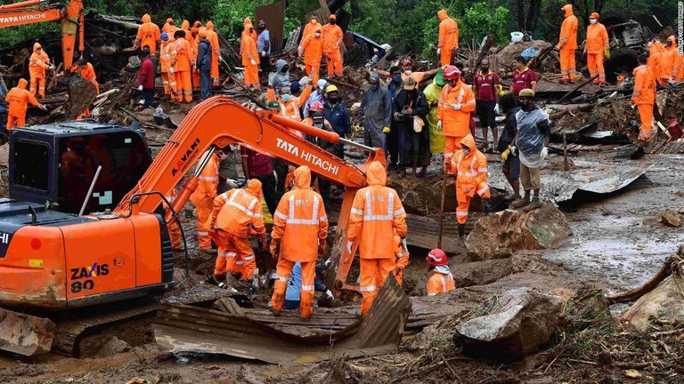 豪雨による土砂崩れで行方不明になった人々を捜索する作業員/STR/AFP/Getty Images