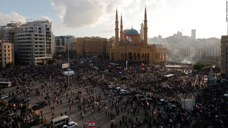 首都の大規模爆発に対する抗議デモを受ける形で、レバノンの首相が退陣を表明した/Thaier Al-Sudani/Reuters