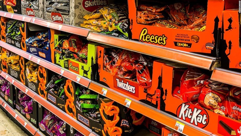 米ニューヨークのスーパーマーケットで陳列されたハロウィーンの商品＝２０１９年９月/Shutterstock