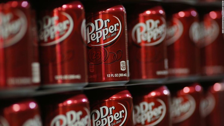 米国内で炭酸飲料の「ドクター・ペッパー」が品薄になっている/Luke Sharrett/Bloomberg/Getty Images