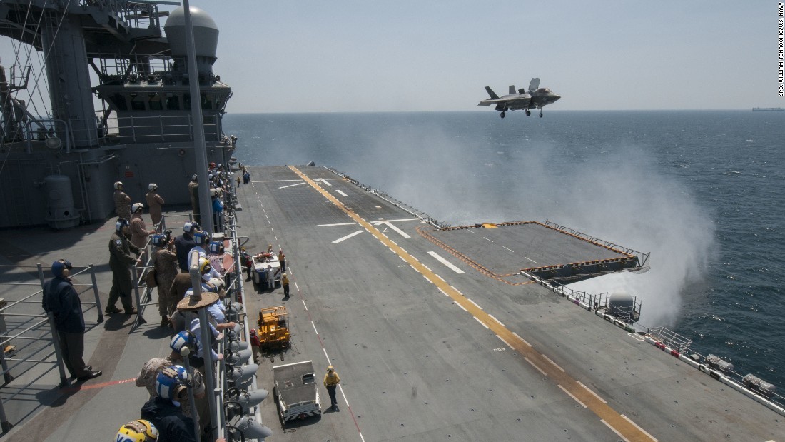 試験飛行で甲板に着陸するF35B=2015年/Chief Petty Officer William Tonacchio/U.S. Navy