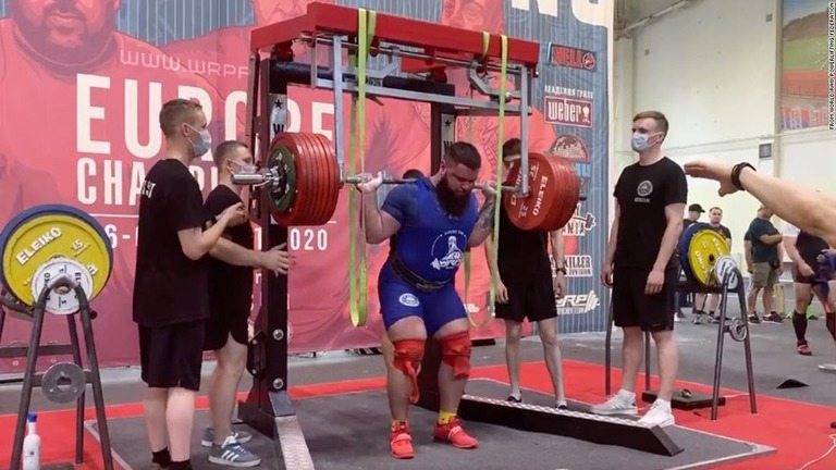 ロシアで重量挙げの選手が４００キロ近くを持ち上げ両ひざを骨折した/From World Raw Powerlifting Federation