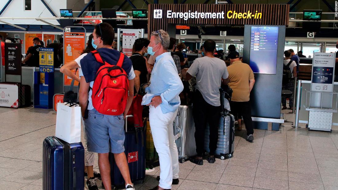 空港のカウンターで列を作る人たち＝１４日、フランス・ビアリッツ空港/Bob Edme/AP