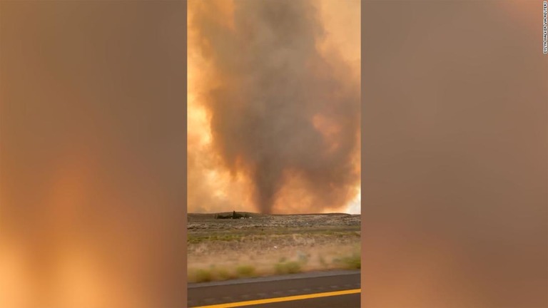 ロイヤルトン火災で発生した煙がじょうご状になる様子＝１５日、カリフォルニア州/Dylyn Walker via Reuters