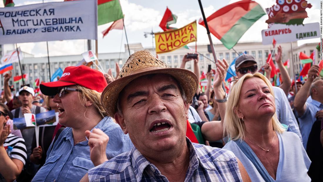 政府支持の集会に参加した人々＝１６日、ミンスク/Misha Friedman/Getty Images Europe/Getty Images