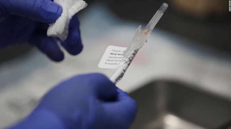 新型コロナウイルスに対するワクチンの開発が進むが、利用可能になったとしても接種は受けないという人が世界中で増えている/Getty Images