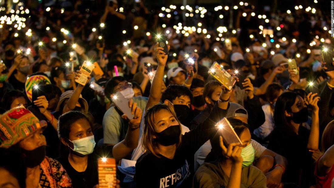 民主記念塔前で携帯電話の明かりをともす学生ら＝１６日、バンコク/Lauren DeCicca/Getty Images