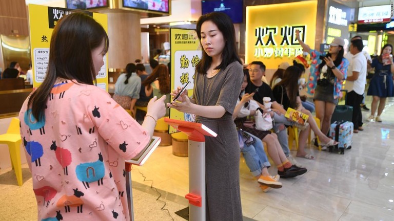 長沙にあるチェーン店の様子。来店客の体重を測定していたことが非難を受けた/From Weibo