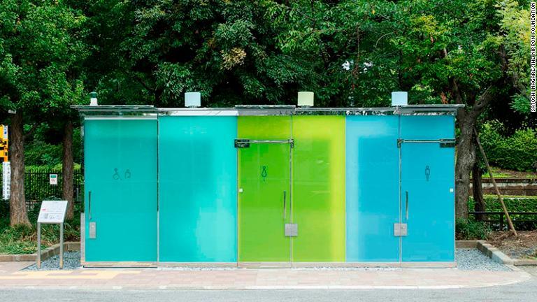 透明なトイレは新たに立ち上がったプロジェクト「ＴＨＥ　ＴＯＫＹＯ　ＴＯＩＬＥＴ」の一環だ/Satoshi Nagare/The Nippon Foundation