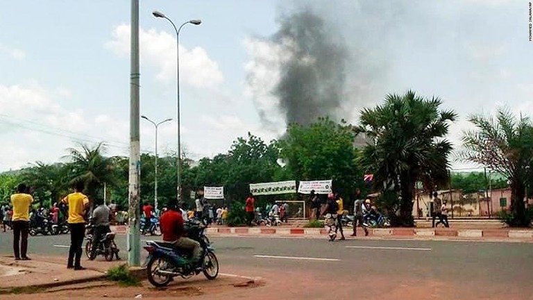 マリの財務大臣の住居から煙が立ち込めた＝１８日、マリ首都バマコ/Mohamed Salaha/AP