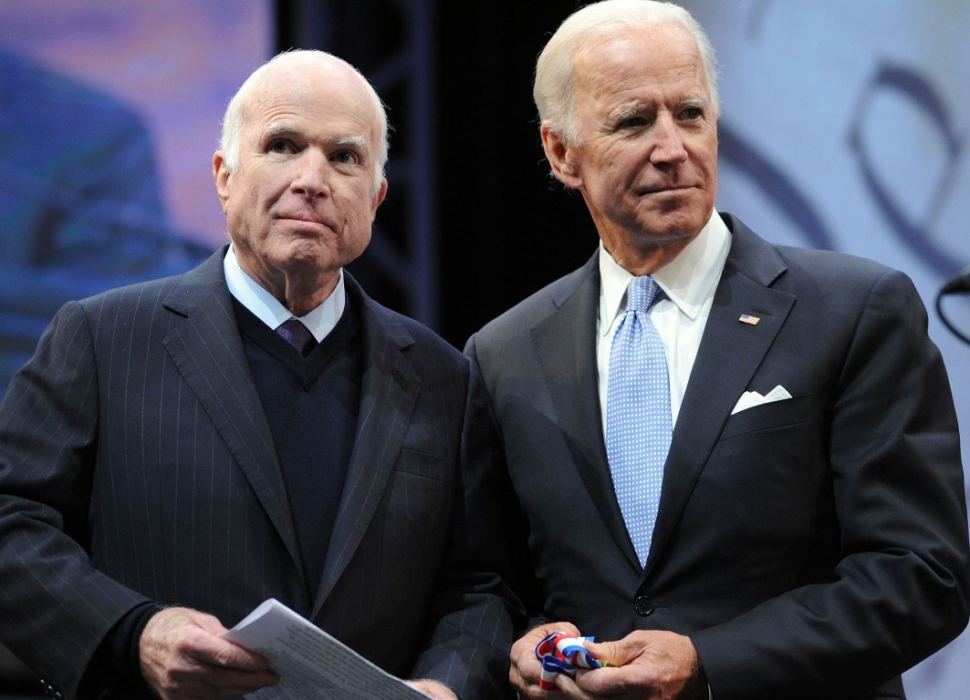 バイデン氏（右）から自由勲章を授与されるマケイン氏＝２０１７年１０月１６日、ペンシルベニア州フィラデルフィア/William Thomas Cain/Getty Images