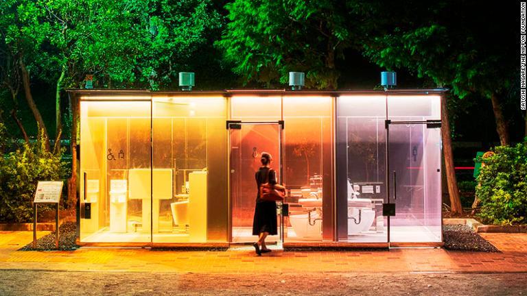 建築家の坂茂氏がデザインした透明な壁のトイレが、渋谷の２つの公園に設置された/Satoshi Nagare/The Nippon Foundation