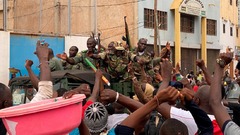 大統領と首相を軍が拘束、クーデターか　アフリカ西部マリ