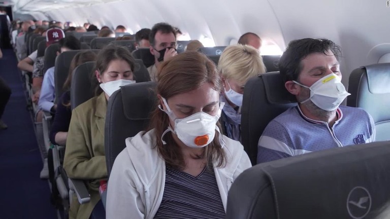 ５時間近くの旅客機搭乗で新型コロナの感染が成立する可能性を示す証拠が見つかった/CNN