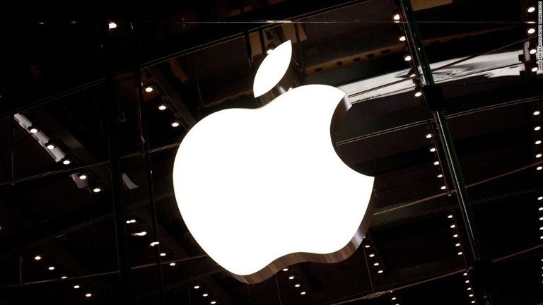 米アップルの時価総額が１９日に２兆ドルを突破した/Andrew Burton/Getty Images/File