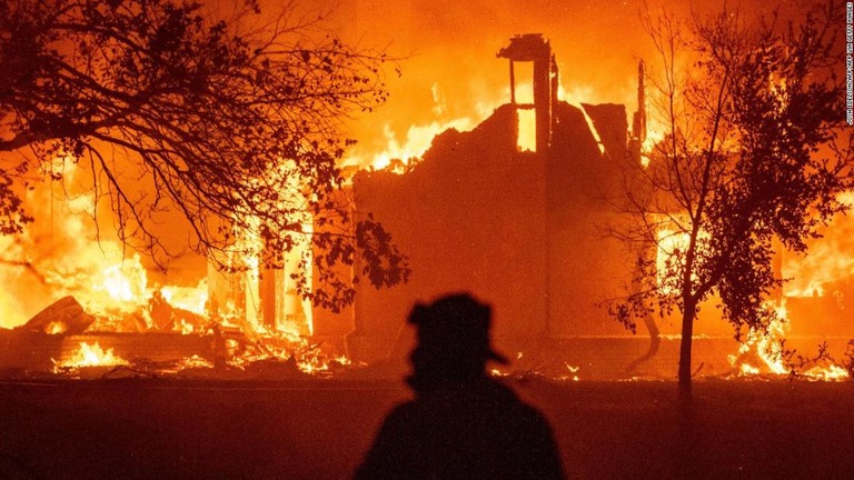 森林火災が燃え移った家屋＝１９日、カリフォルニア州バカビル/JOSH EDELSON/AFP/AFP via Getty Images