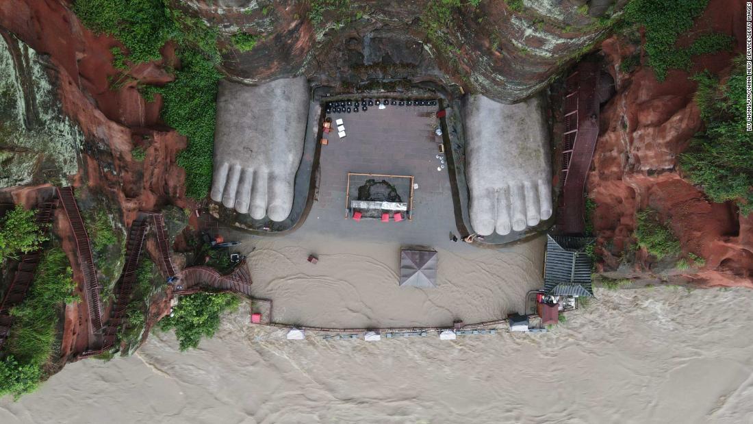 長江の水が四川省にある楽山大仏の足元まで到達した/Liu Zhongjun/China News Service/Getty Images
