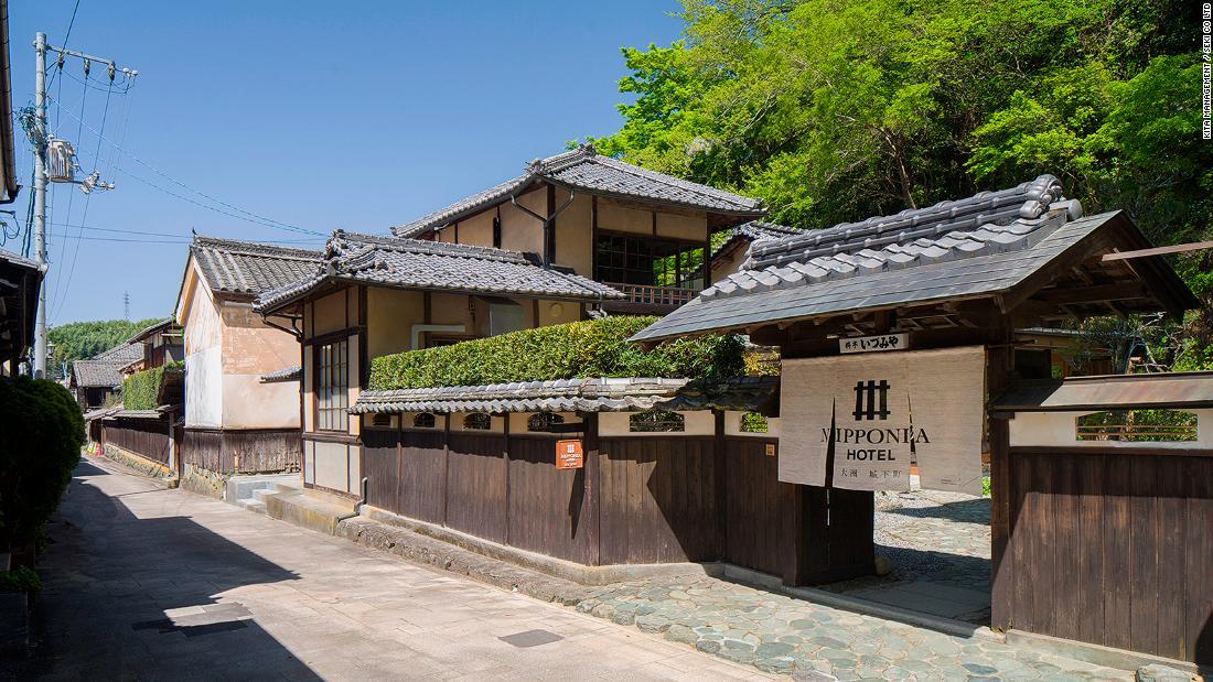 「ＮＩＰＰＯＮＩＡ　ＨＯＴＥＬ　大洲　城下町」と銘打ったプロジェクトでは、３棟の美しい古民家に宿泊室を設けている/Kita Management / Seki Co Ltd