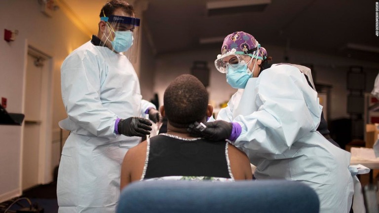 米国内の各州で、新型コロナウイルスの症例数が減少しつつあるという/Joe Raedle/Getty Images