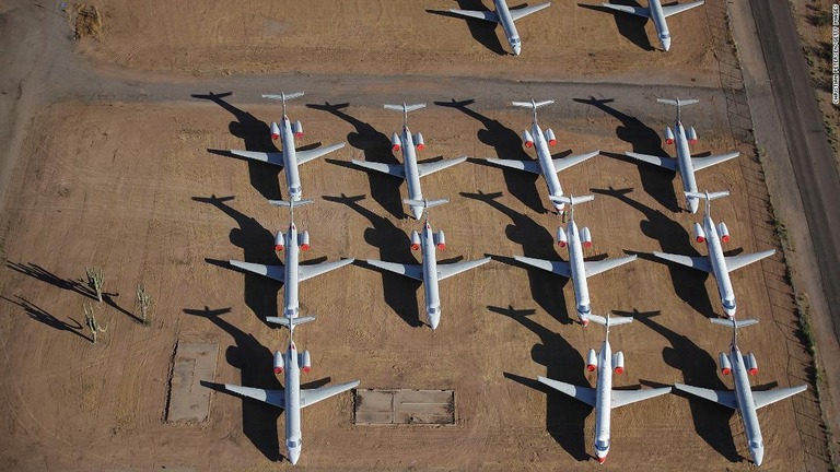 使用を一時停止した米アメリカン航空の航空機＝５月１６日、米アリゾナ州/Christian Petersen/Getty Images 