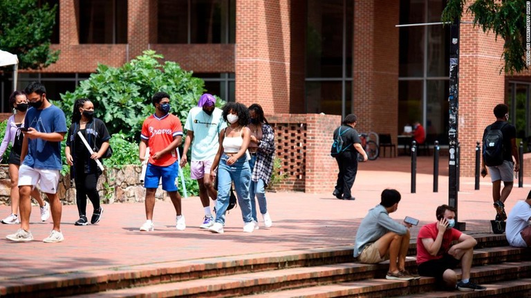 ノースカロライナ州チャペルヒル校のキャンパスをマスク着用で歩く学生ら/Melissa Sue Gerrits/Getty Images