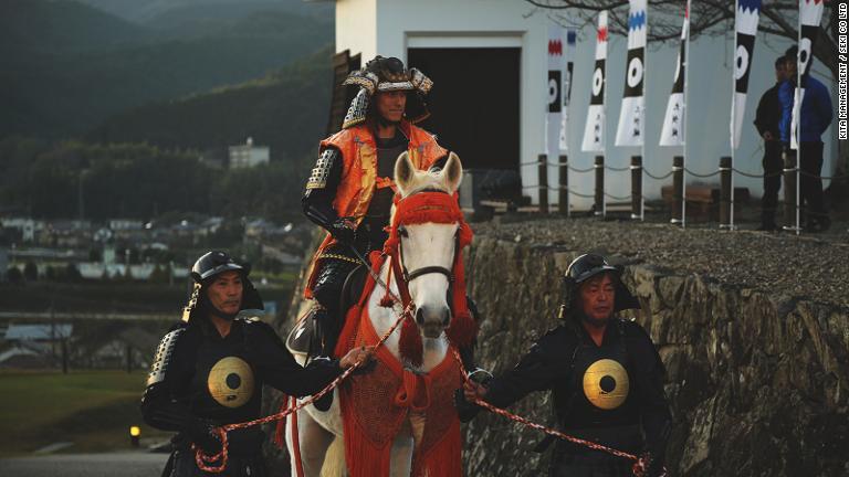 宿泊客は城に到着すると、ホラ貝の音やはためく旗、鉄砲隊に迎えられる/Kita Management / Seki Co Ltd